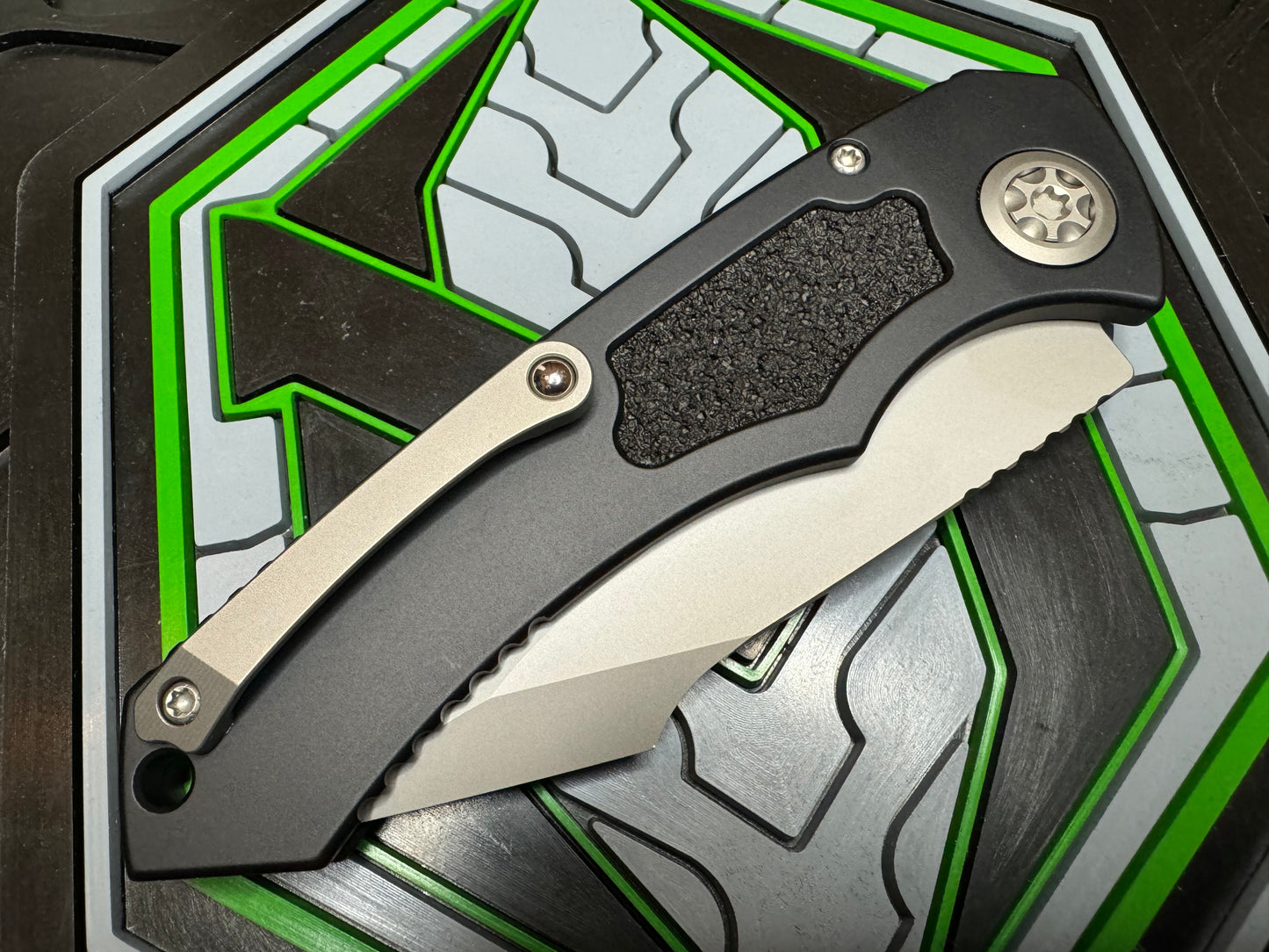 Pre-Owned Heretic Pariah Auto with Half Serrated Blade in Magnacut