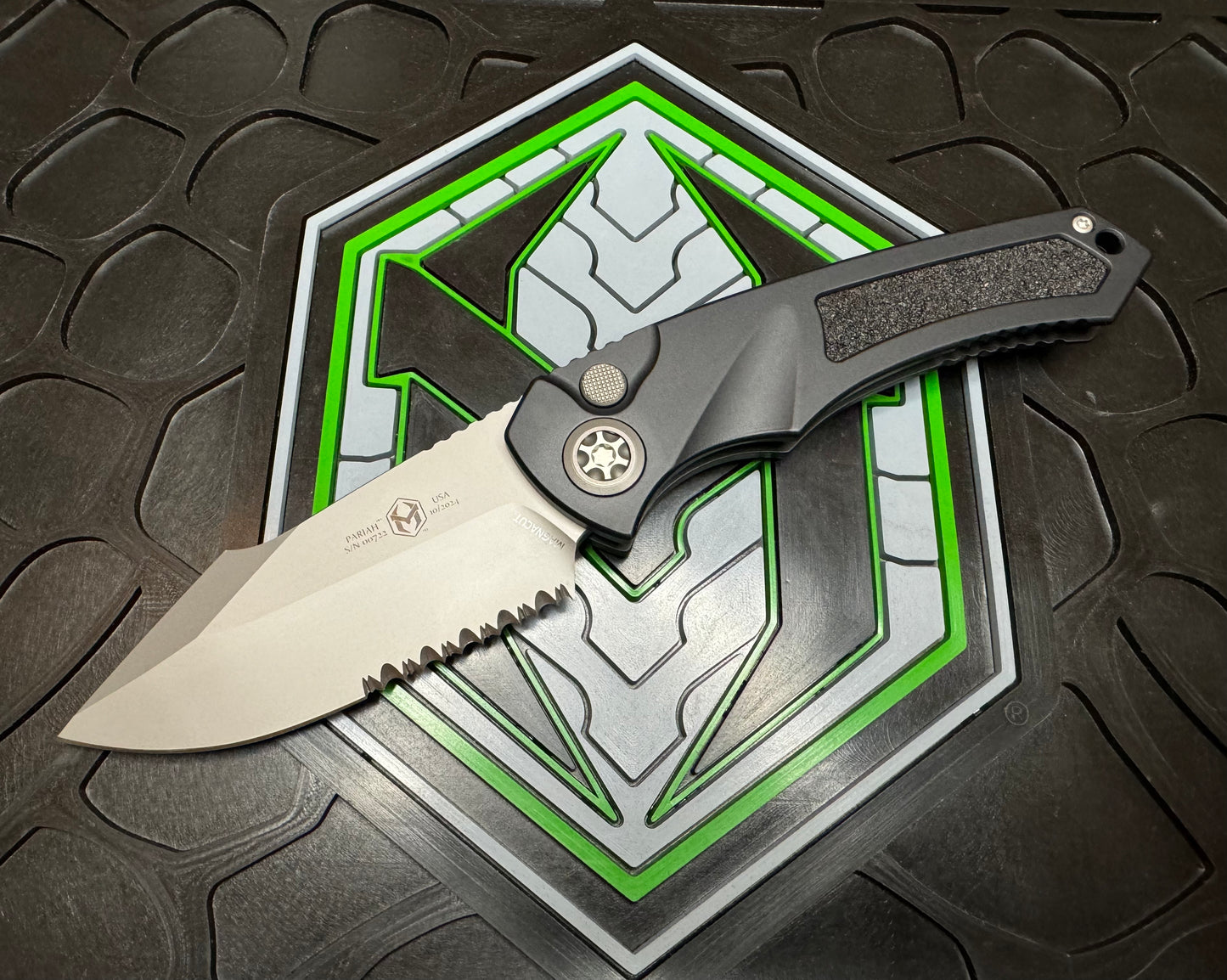 Pre-Owned Heretic Pariah Auto with Half Serrated Blade in Magnacut