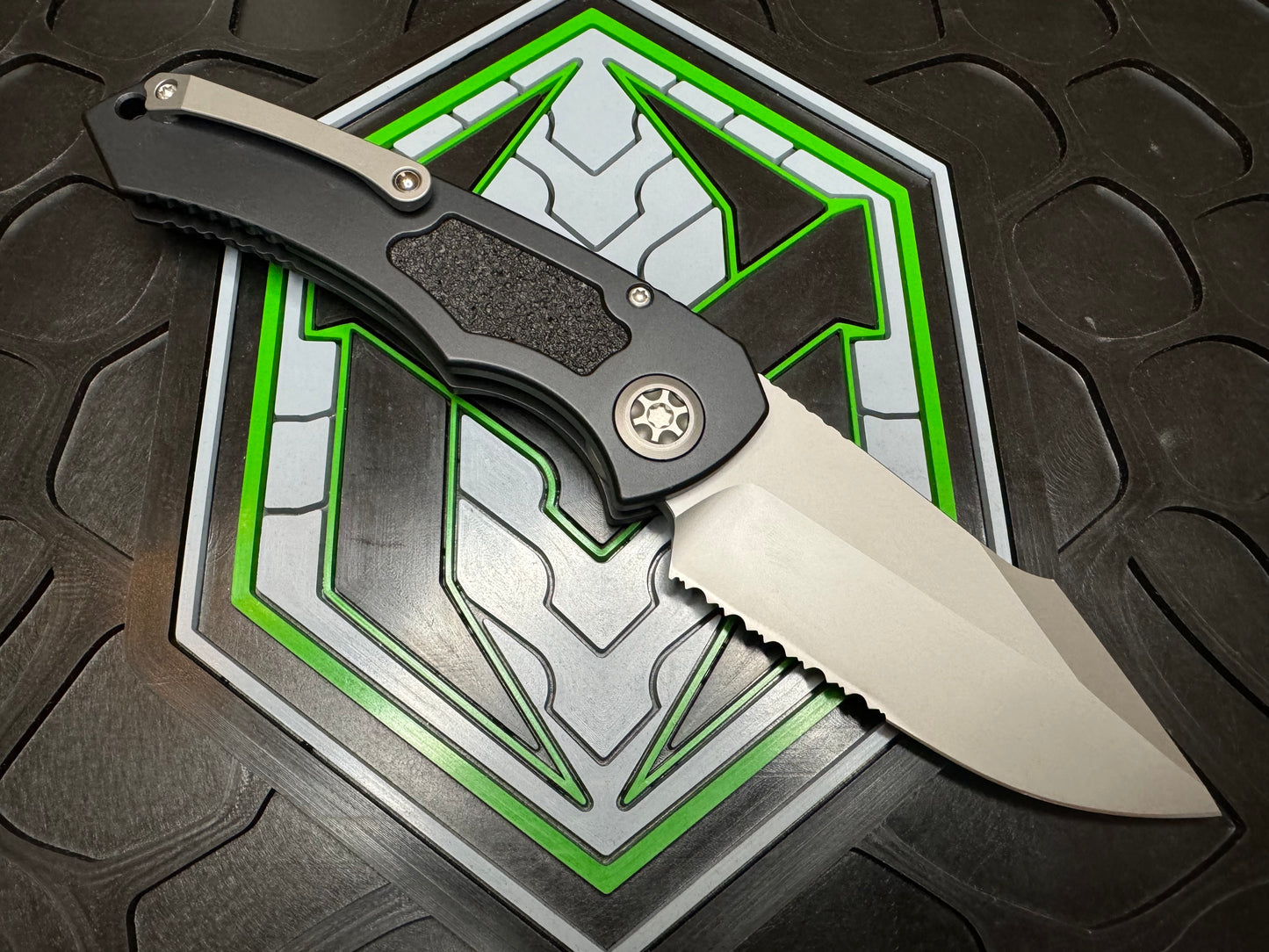 Pre-Owned Heretic Pariah Auto with Half Serrated Blade in Magnacut
