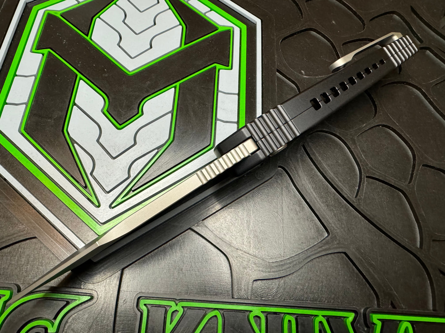 Pre-Owned Heretic Pariah Auto with Half Serrated Blade in Magnacut