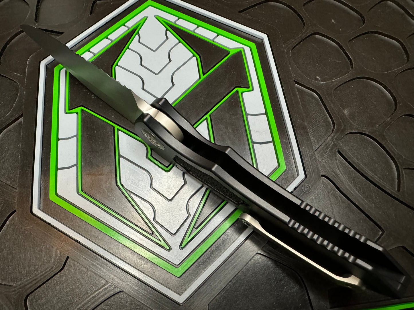 Pre-Owned Heretic Pariah Auto with Half Serrated Blade in Magnacut